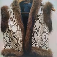 un gilet in pelliccia e pelle
