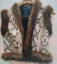 un gilet in pelliccia e pelle