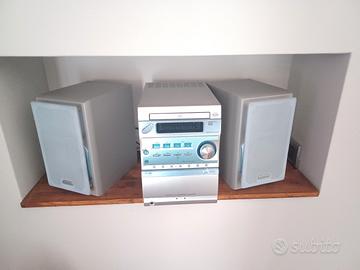 sistema audio è un Kenwood RXD-M33