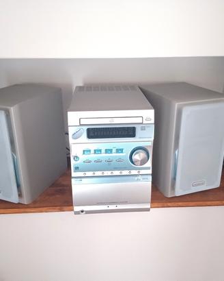 sistema audio è un Kenwood RXD-M33