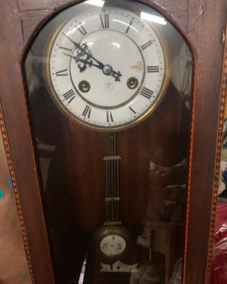 Orologio antico a pendolo