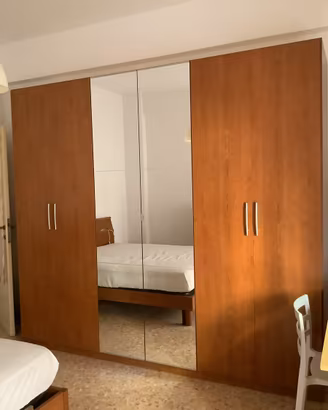 Armadio sei ante e letto matrimoniale con materass