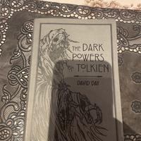 Libro lettura The dark powers of Tolkien