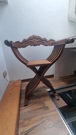 Sedia Savonarola in legno intagliata