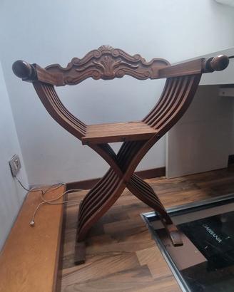 Sedia Savonarola in legno intagliata