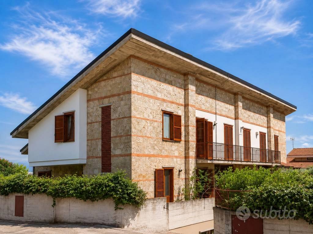 Villa di 170 m² con più di 5 locali e box auto a T - Vista 2