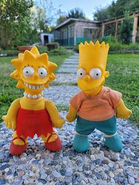 Due pupazzi dei Simpsons (Lisa e Bart)