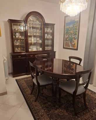 Camera da pranzo in mogano