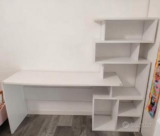 Scrivania con libreria integrata