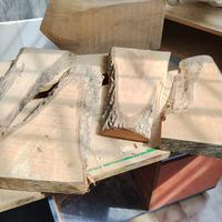 Tavole legno con corteccia