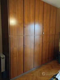 Armadio e letto con materasso