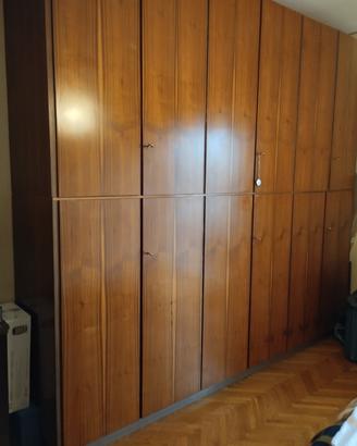 Armadio e letto con materasso