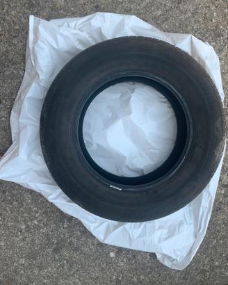 Gomma bridgestone 215/65 r16 98h