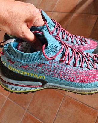 Scarpe donna da avvicinamento all'arrampicata.