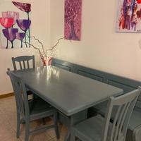 Tavolo con cassapanca e sedie