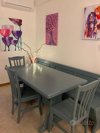 Tavolo con cassapanca e sedie