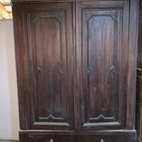 Antica guardaroba fatta a mano in legno scuro
