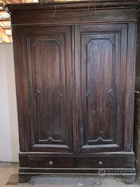Antica guardaroba fatta a mano in legno scuro