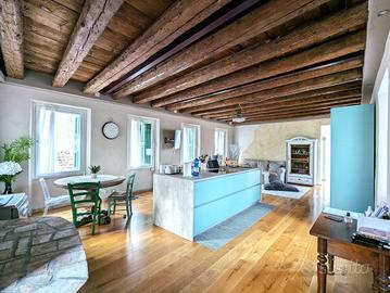 Ampio appartamento su due livelli vendita zona Civ