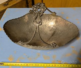 Elegante Centrotavola/Vassoio in Peltro Martellato