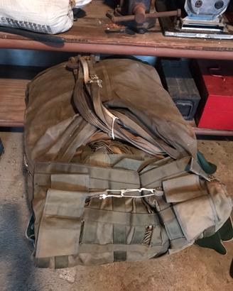 Paracadute lancio materiali e veicoli.