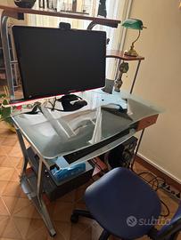 Scrivania e porta pc