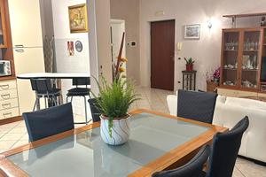 APPARTAMENTO CON BALCONI, GARAGE E POSTO AUTO