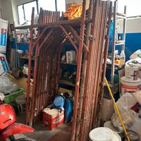 Ponteggio è puntelli in ferro