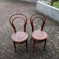 Due comodini e due sedie in legno