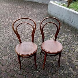 Due comodini e due sedie in legno