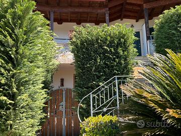 Villa angolare, libera su tre lati