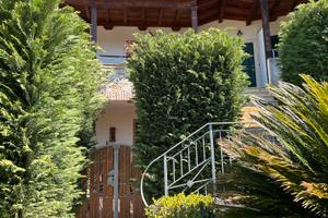 Villa angolare, libera su tre lati