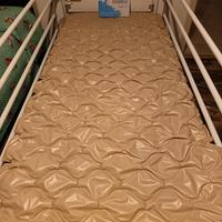 Letto da degenza con materassino antidecubito