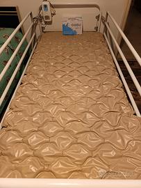 Letto da degenza con materassino antidecubito