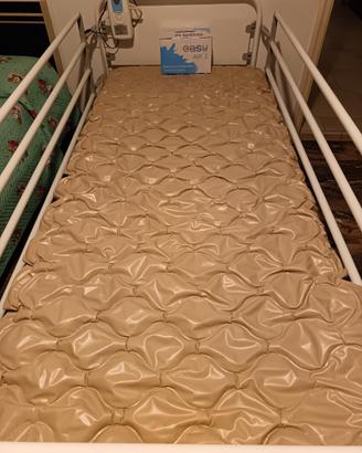 Letto da degenza con materassino antidecubito