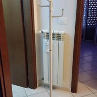 Appendiabiti da terra bianco