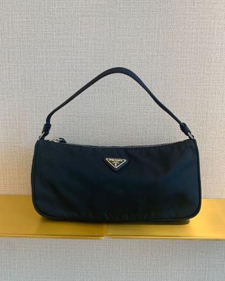 Borsa Prada in nylon nero – modello baguette