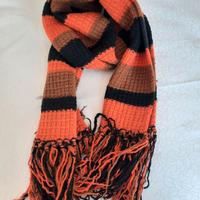 Sciarpa in lana fatta a mano arancione e nera