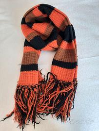 Sciarpa in lana fatta a mano arancione e nera