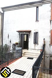 Accogliente Dimora con Giardino e Doppio Deposito