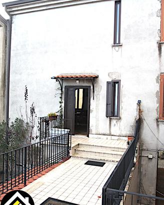 Accogliente Dimora con Giardino e Doppio Deposito