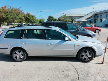 Ford Mondeo station wagon