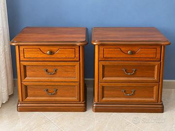 2 Comodini in legno classici a 3 cassetti