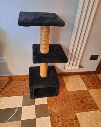 Tiragraffi con struttura multipiano per gatti