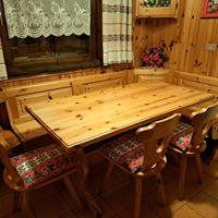 tavolo e panca in stile tirolese