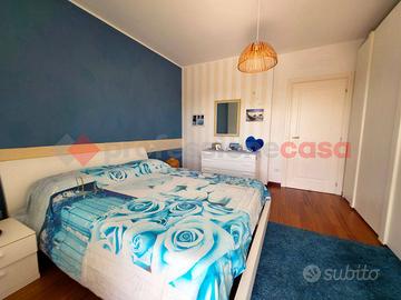 camera da letto ARMADIO 8 ANTE LETTO COMO COMODINI