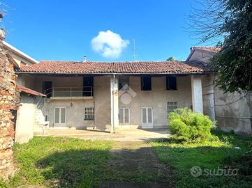 CASA DI CORTE A CASTREZZATO
