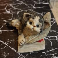 Gatto da collezione "Top Star" su libro  Statuetta