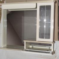 Specchio contenitore bianco per il bagno