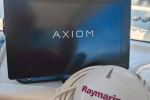 Raymarine Axiom 9 + RS150 + C-MAP 4D EM-D148